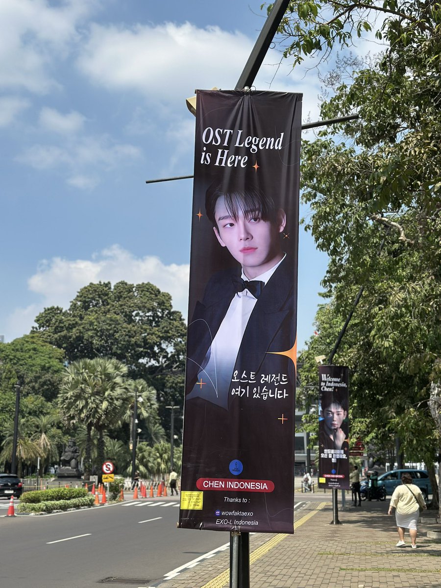 chen_indonesia's tweet photo. 📢 [FAN PROJECT - STREET BANNER]
 4 street banner dari Chen Indonesia sudah terpasang di sekitar venue ya!
 📍 Dekat gate masuk ✨ Jangan lupa foto yaa~ 📸 Tag kami di X &amp; IG ChenIndonesia

#CHEN #첸 #김종대 #YellowOceanForChen #CHEN_KOSTCONJKT #KOSTCONJAKARTA @CHEN_INB100 https://t.co/6Uh4iUtkAm