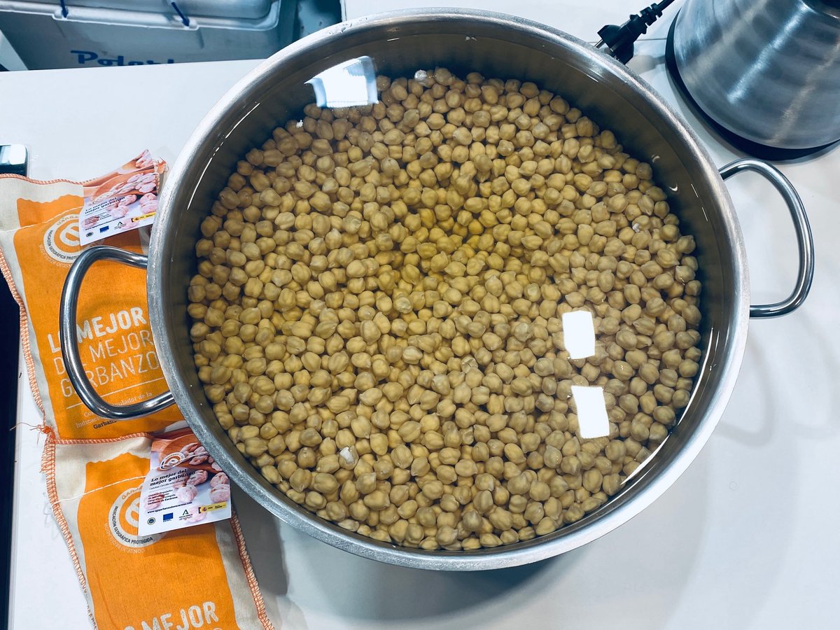 Un buen remojo, con agua suficiente y el tiempo justo, es clave para que los garbanzos IGP Garbanzo de Escacena muestren todo su sabor y textura.
Hidratados como se debe, dan lo mejor de sí en cualquier plato. Calidad desde el origen.