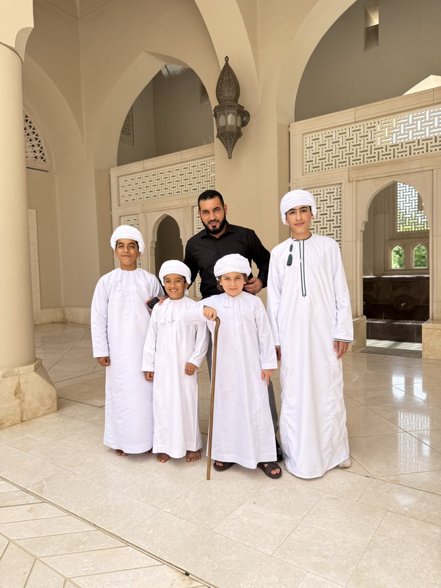 شرَّفني اليوم، سماحة مفتي سلطنة عُمان،
الشَّيخ أحمد الخليليِّ،
بدعوةٍ كريمة إلى منزله العامر في مسقط،
إنسان حُرٌّ ونبيل، وصاحب مواقف مشهودة
أسأل الله أن يطيل بعمره، وأن ينفع به وطنه وأُمَّته.
رافقني ولداي مالك وزين العابدين، أسأل الله أن ينبتهما نباتاً حسناً