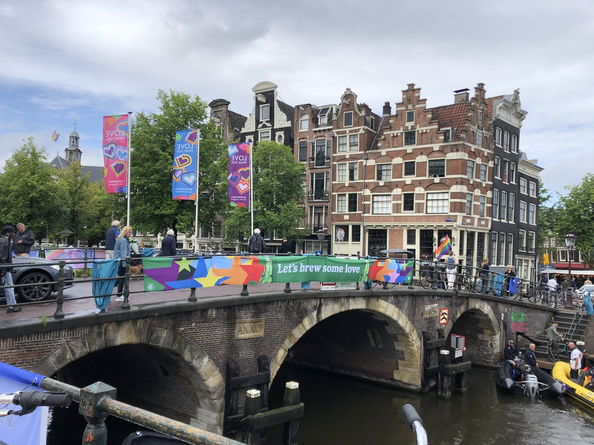 MonicaKeyzer's tweet photo. 🏳️🌈
De Prinsengracht maakt zich op voor de Canal Parade.
🍺Let’s brew some love
#Pride #PrideAmsterdam #Prinsengracht #CanalParade #Botenparade 🌈#regenboogfamilie #Heineken #inhaker #Lekkeresluis #Brouwersgracht https://t.co/kwNOQaAwIQ