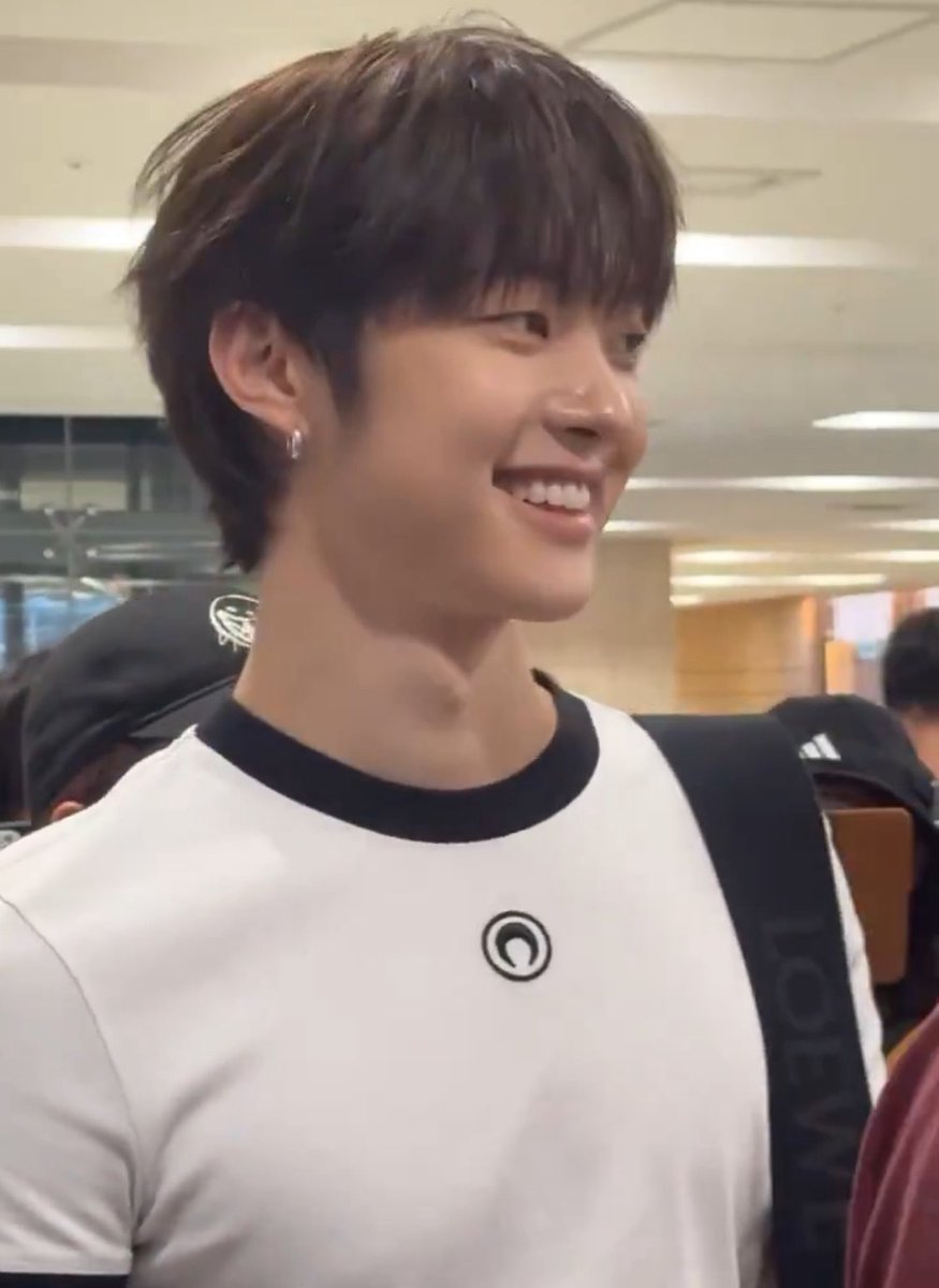 쓱 둘러보다가 팬걸들 보고 웃는거 ㅁㅊ