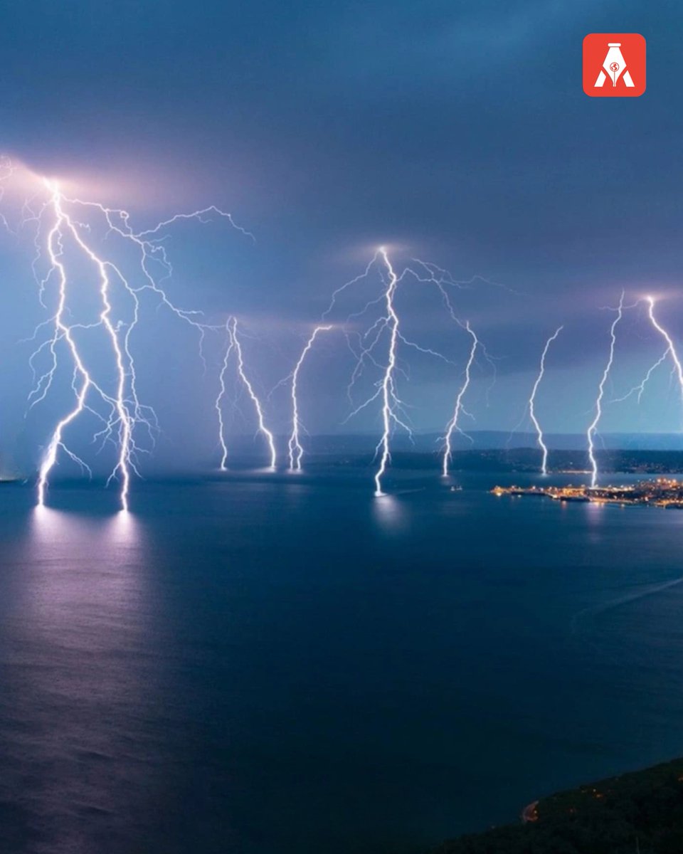 arclanticltd's tweet image. A massive lightning #bolt stretching 829 kilometres has been confirmed as a world record by the @WMO. This #megaflash lit up the sky from eastern Texas to near Kansas City, Missouri, in October 2017 — a distance similar to travelling from Paris to Venice. Although it happened