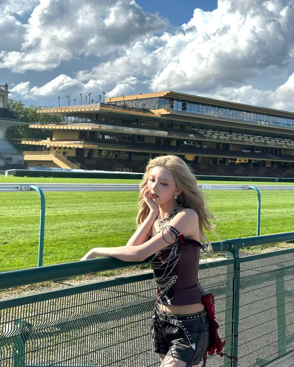 timgaeul's tweet photo. Somewhere between e͟l͟e͟g͟a͟n͟c͟e͟ 💅 and a breeze that wouldn’t quit 💨 — this look came alive. My hair moved with the wind, and the photo? It just caught the 𝘮𝘰𝘮𝘦𝘯𝘵 doing its own thing. https://t.co/J4pHdg4oNM
