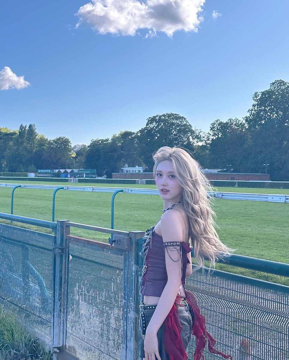 timgaeul's tweet photo. Somewhere between e͟l͟e͟g͟a͟n͟c͟e͟ 💅 and a breeze that wouldn’t quit 💨 — this look came alive. My hair moved with the wind, and the photo? It just caught the 𝘮𝘰𝘮𝘦𝘯𝘵 doing its own thing. https://t.co/J4pHdg4oNM