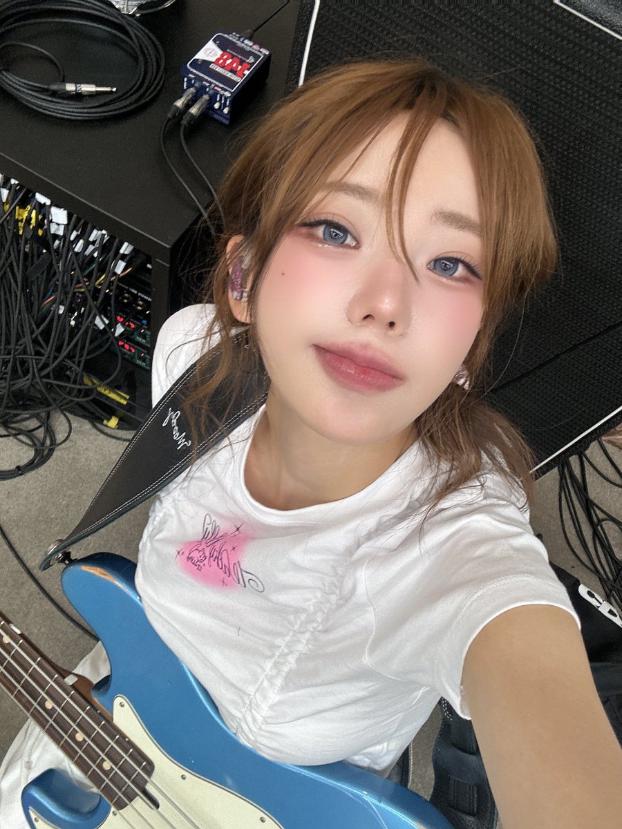 @Weekly_QWER: Aug,02,2025 Magenta weverse post weverse.io/qwer/artist/1-… Today's fan signing was so much fun😖😖 We worked hard yesterday, so today's a pajama party Siyeon's cute sleep selfie was copied, hehe Do you know Beauxbatons? I want to watch Harry Potter again At the fan signing,…