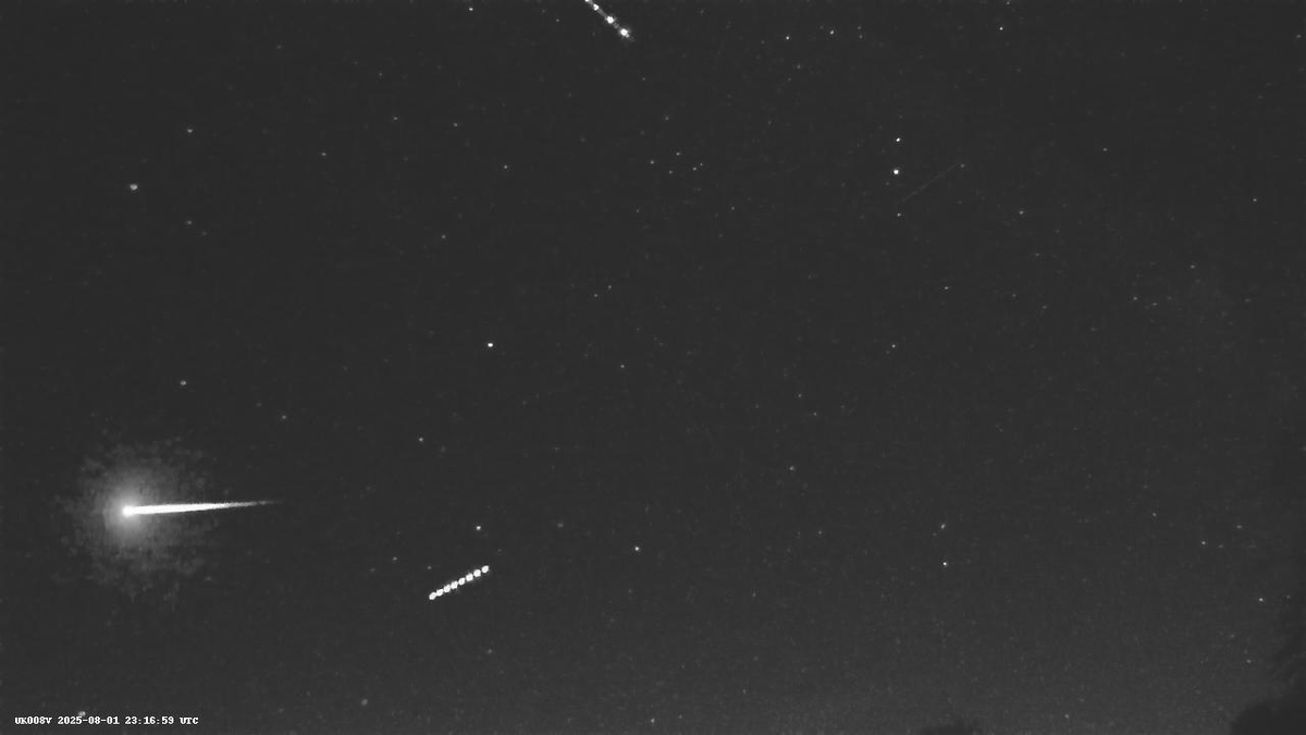 Meteor (Fireball) 01 August 2025 23:17:08 UT/GMT captured by <a href="/CardiffAS/">CardiffAS</a> camera UK008V <a href="/BannauB/">Bannau Brycheiniog (Brecon Beacons) National Park</a> Visitor Centre.
Shower : ID 1 CAP (alpha Capricornids)
Lg 307.69° Bg 10.25° Vg 22.28km/s
mass 3.0g, abs. mag -4.5
best visual mag -4.3
archive.ukmeteors.co.uk/reports/2025/o…