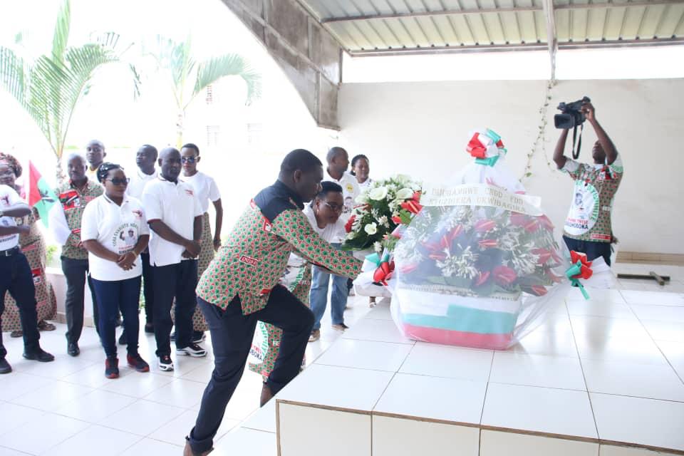 L’une des figures majeures, héros de la paix et de la démocratie au #Burundi, est tombée le 2 août 2015. Le Lieutenant-Général #AdolpheNshimirimana a sacrifié sa vie pour notre pays.
Que son souvenir éclaire et guide nos pas, vers le Burundi de nos rêves : fier, uni, émergent en