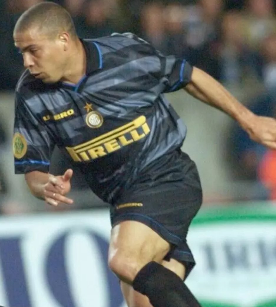 Gran parecido de esta mítica camiseta <a href="/CDCastellon/">CD Castellón</a>