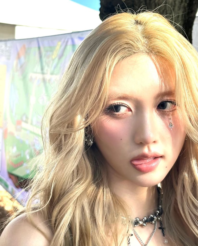 timgaeul's tweet photo. A little sparkle on my eyes, and suddenly the whole day felt d͟i͟f͟f͟e͟r͟e͟n͟t͟. No big plans — just a glimmer that caught the light ✨ and maybe a few stares 👀. Today’s charm? 𝘐𝘵 𝘸𝘢𝘴 𝘢𝘭𝘭 𝘪𝘯 𝘵𝘩𝘦 𝘥𝘦𝘵𝘢𝘪𝘭𝘴. https://t.co/4qAzcV8Qbh