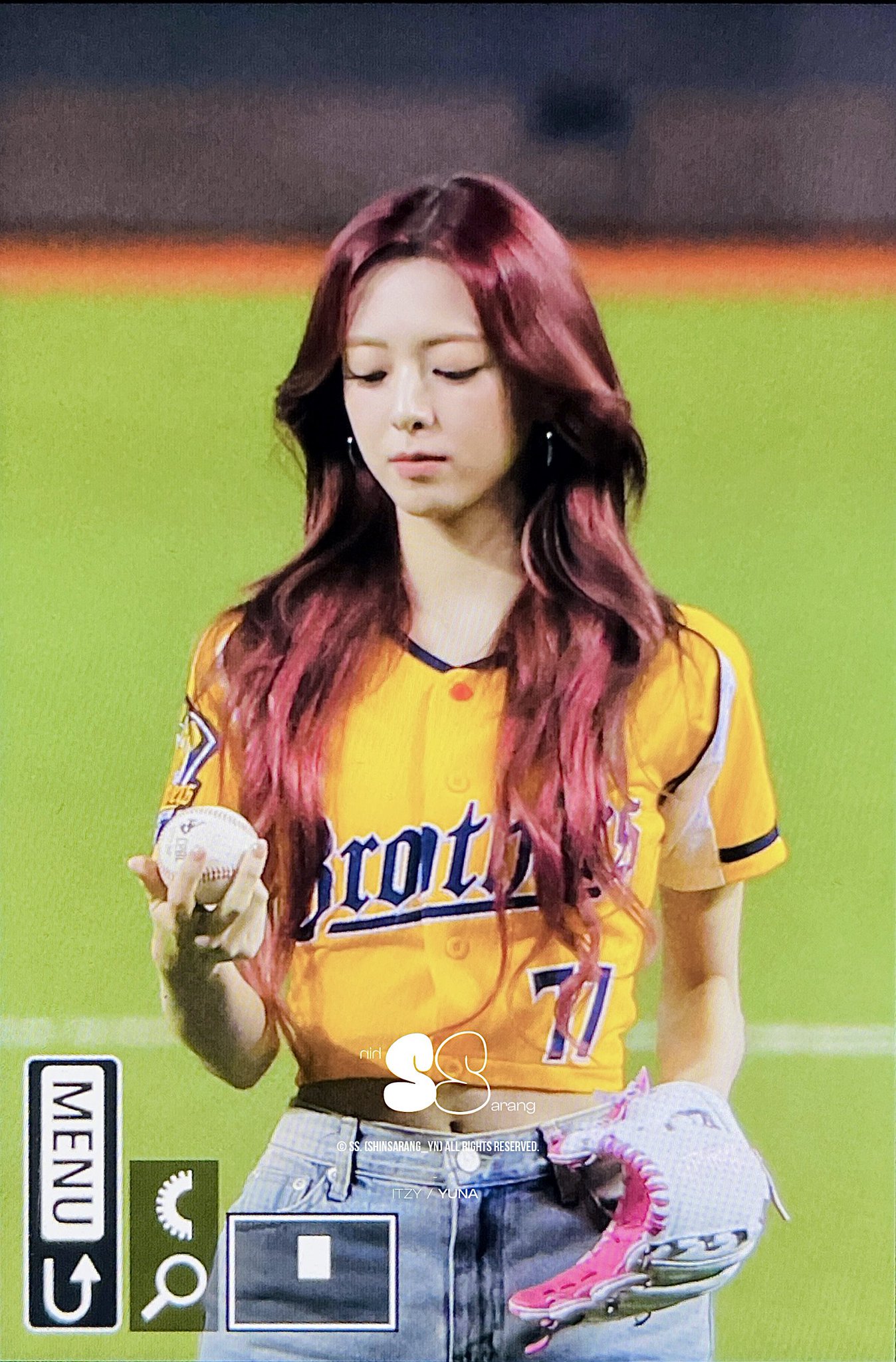 ユナ 231225 SBS 是今天非常美麗的申有娜❤️🤍 - Cr.shinsarang_yn