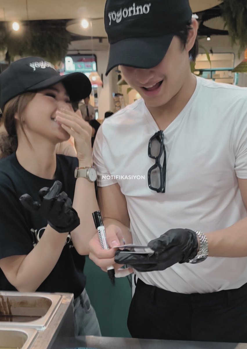 notifikasiyon's tweet photo. HUHUHUHU I’M SO KILIGGGGG 
Finallyyy! The photocards that I personally designed and edited got signed by these two yesterday! ✨ https://t.co/UidU87W4wI