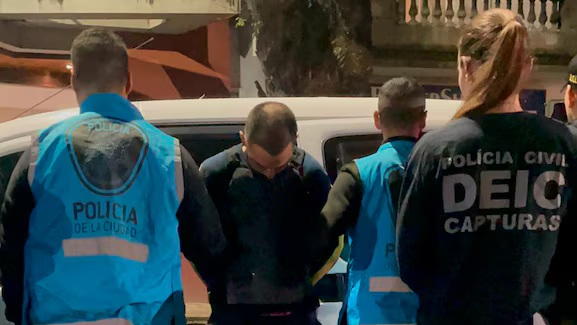 BairesParaTodos's tweet photo. Cayó un integrante de una peligrosa banda narco brasileña con pedido de captura internacional
https://t.co/ZgD6Krh8L8
#OsManos #Policiales https://t.co/hOVHninRew