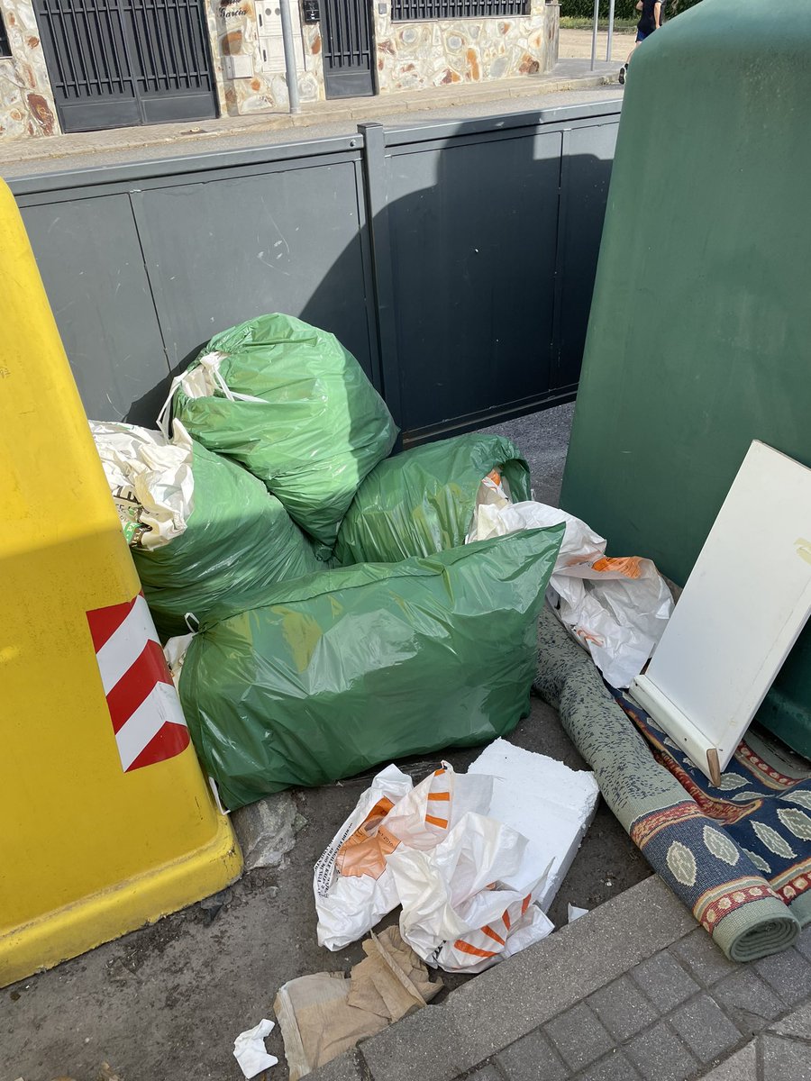 aparcascomoelcu's tweet photo. @Ayto_ElEspinar Es muy triste ver esto todos los fines de semana y que no se tome ningún tipo de medidas para solucionarlo. Contenedores de la Calle Prado Grande https://t.co/3b4HW41ynV