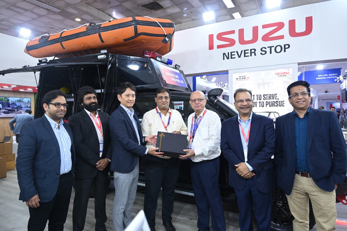 IsuzuIndia's tweet image. Day 2 at the International Police Expo 2025!
ISUZU Motors India officials had the privilege of meeting senior police and army personnel who appreciated our high-performance, duty-ready vehicles and shared positive feedback.

#IsuzuMotorsIndia #PoliceExpo2025 #JapaneseEngineering