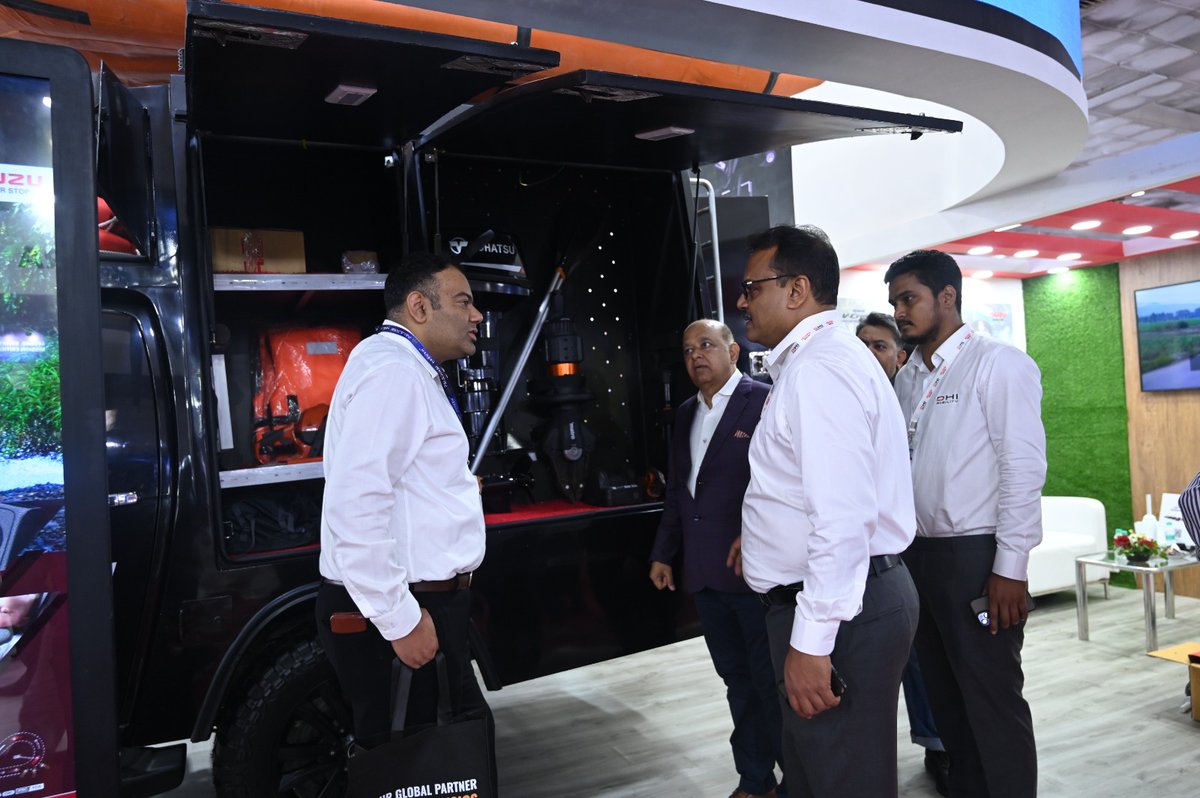IsuzuIndia's tweet image. Day 2 at the International Police Expo 2025!
ISUZU Motors India officials had the privilege of meeting senior police and army personnel who appreciated our high-performance, duty-ready vehicles and shared positive feedback.

#IsuzuMotorsIndia #PoliceExpo2025 #JapaneseEngineering