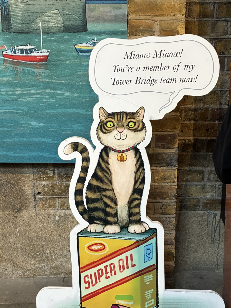 Mum did a #hedgewatch at Tower Bridge today and there’s a cat leading the way. She loved it!!! 😻💕