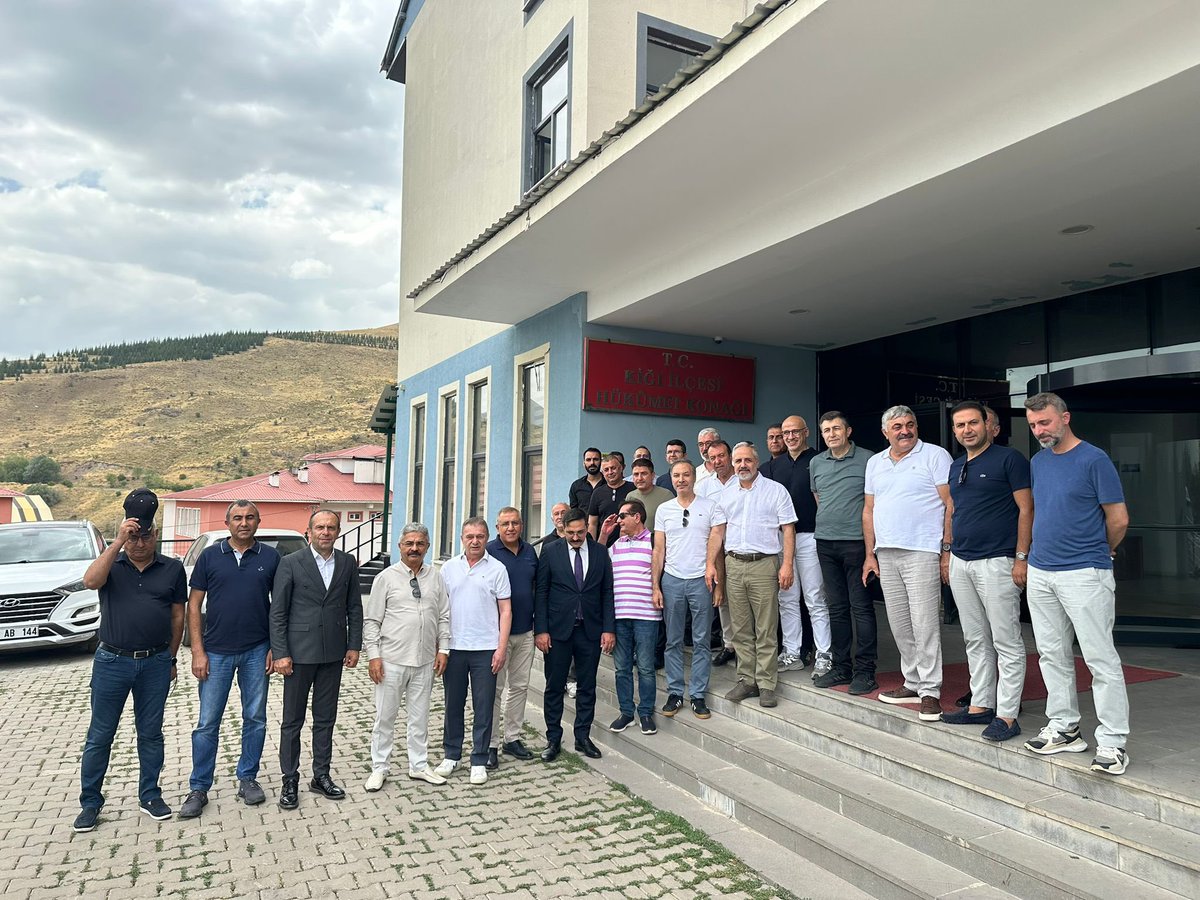 Cemal Eğin🇹🇷 (@cemal_egin) on Twitter photo 📍BİNGÖL KİĞI
Doğduğum ilçedeyiz. Dost meclisimiz ile Kiğı kaymakamı Sn.Hüseyin Çamkerten, Kiğı Belediye Başkanı Hikmet Özüağ beyleri ziyaret ederek Kiğı ilçemiz hakkında bilgi alıp kendilerine plaket takdim ettik.
Nazik ev sahiplikleri için teşekkür ederiz. <a href="/HikmetOzuag/">Hikmet Özüağ</a> 📍BİNGÖL KİĞI
Doğduğum ilçedeyiz. Dost meclisimiz ile Kiğı kaymakamı Sn.Hüseyin Çamkerten, Kiğı Belediye Başkanı Hikmet Özüağ beyleri ziyaret ederek Kiğı ilçemiz hakkında bilgi alıp kendilerine plaket takdim ettik.
Nazik ev sahiplikleri için teşekkür ederiz. <a href="/HikmetOzuag/">Hikmet Özüağ</a>