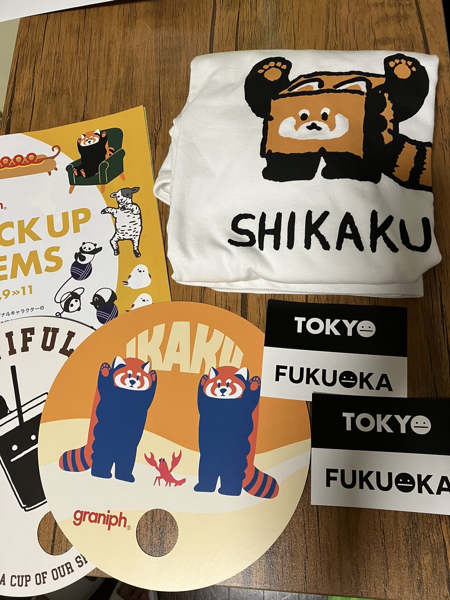 グラニフ表参道でSHIKAKUゲット!
限定ステッカーも貰えてハッピー😙