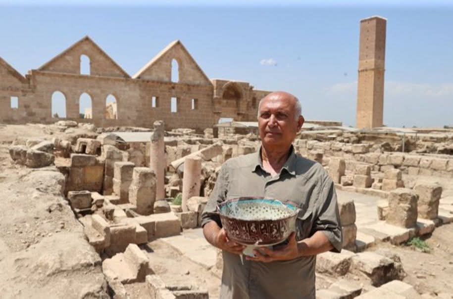 Harran Ören Yeri Kazı Başkanı Prof.Dr.Mehmet Önal hocamız öncülüğünde devam eden kazılarda,
UNESCO Dünya Miras Geçici Listesi'nde bulunan dünyanın en eski yerleşim bölgelerinden Harran Ören Yeri'nde, Orta Çağ döneminden kalma yaklaşık 9 asırlık seramik tören kabı ortaya