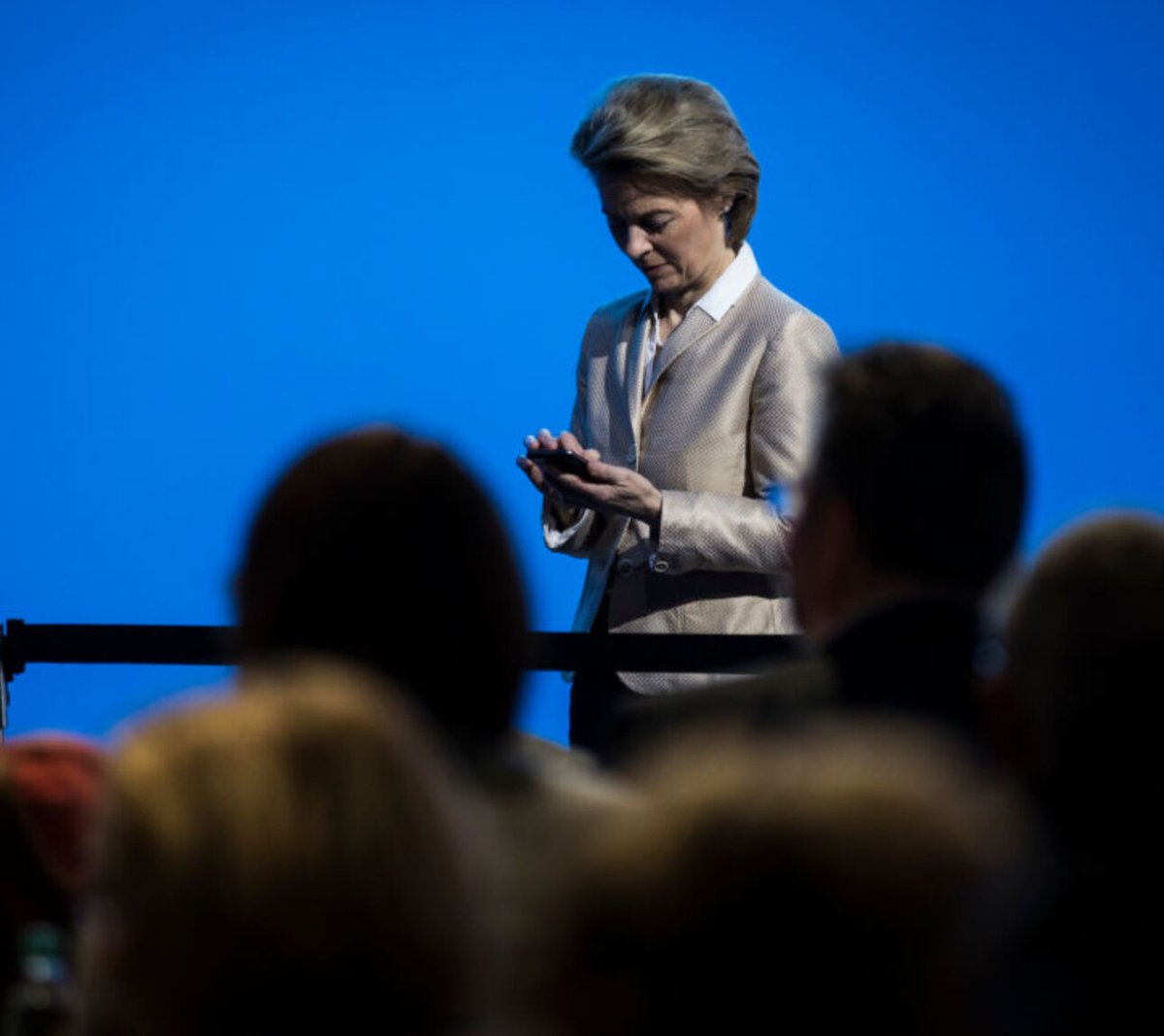 charbofficiel's tweet image. 💥 𝗖𝗢𝗠𝗠𝗘 𝗣𝗔𝗥 𝗛𝗔𝗦𝗔𝗥𝗗… 💥

Tu te souviens du #Pfizergate ? Ces fameux SMS entre Ursula von der Leyen et le PDG de Pfizer, Albert Bourla, autour du contrat à 35 milliards d’euros ? Eh bien… ils ont disparu. 💨

🔎 Officiellement, 𝗹𝗮 𝗖𝗼𝗺𝗺𝗶𝘀𝘀𝗶𝗼𝗻…