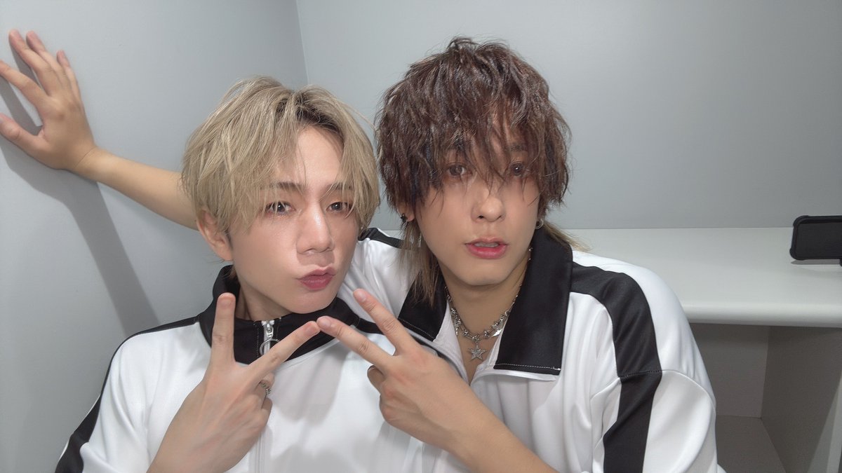 uratasama's tweet photo. 浦島坂田船静岡公演ありがとうございましたーー！！！

まーしぃとツーショット！💚💜

次は浦島坂田船としては代々木公演だ！
よろしく頼むぜ！！！

またお会いしましょう！！！！

たぬっ��� https://t.co/ggdJS8RuJ8