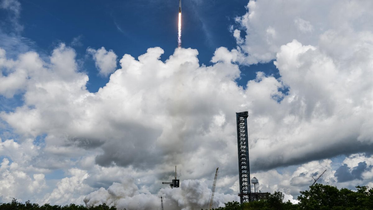 La capsule SpaceX Crew Dragon s'est arrimée avec succès à l'ISS f24.my/BLkm.x