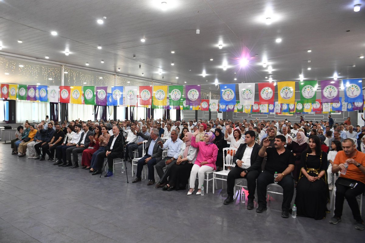 Barış ve Demokratik Toplum şiarıyla örgütlendiğimiz DEM Parti Muş 2. Olağan İl Kongremizi büyük bir coşku ve kararlılıkla tamamladık.

Görev süresi boyunca emek veren önceki eş başkanlarımıza ve yönetime teşekkür ediyor, yeni eş başkanlarımız Çiçek Tutuş ve İlyas Aslan’ı ve  tüm