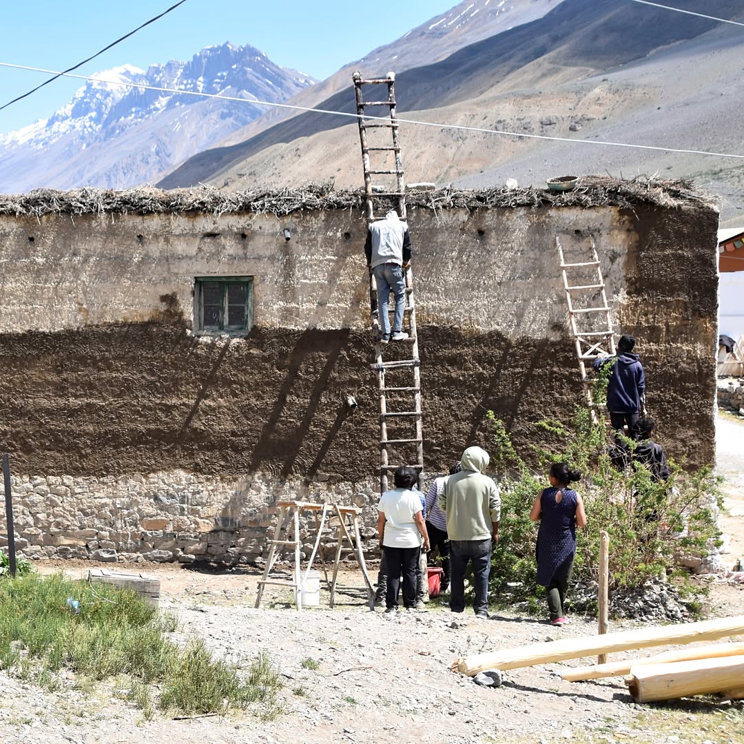 tours_hima94142's tweet image. From gathering mountain twigs to layering them on rammed earth roofs — experience the art of natural building in the Himalayas. #SustainableArchitecture #EarthenDesign #RammedEarth #HimalayanLiving #EcoBuilding