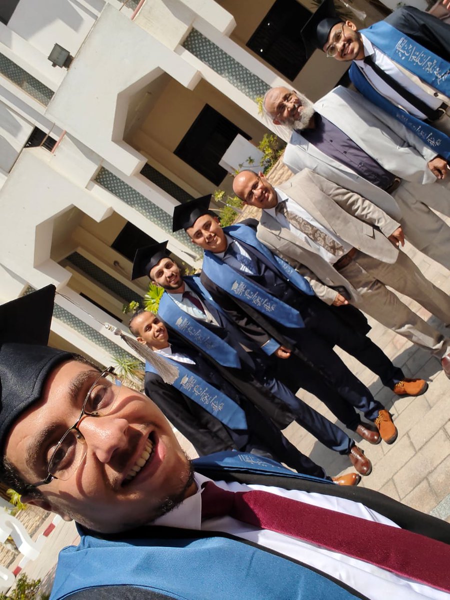 سنواتٌ في الطبِّ تولَّتْ 
وبشائرُ أفراحٍ هلَّتْ
والبسمةٌ بالثَّغْرِ تَجَلَّتْ
والحزنُ مَضَى عن أعتابِي

الحُلمُ دَنَا وَجَنَتْهُ يَدِي
من بعدِ ليالٍ في كَبَدِ 
وَدَّعْتُ القلقَ إلى الأبدِ
ومَلَازِمَ شَتَّى وكتابِي