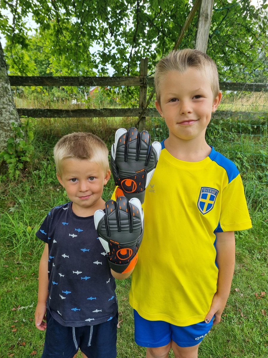 Vi fick denna fina bilden av syskonen Olle(Till vänster) och Vilgot Johansson som fått nya handskar och hälsar att dom tycker man ska göra som dom &amp; spela med Uhlsporthandskar.🧤😃

#uhlsport
#speedcontact
#handskarförallaåldrar