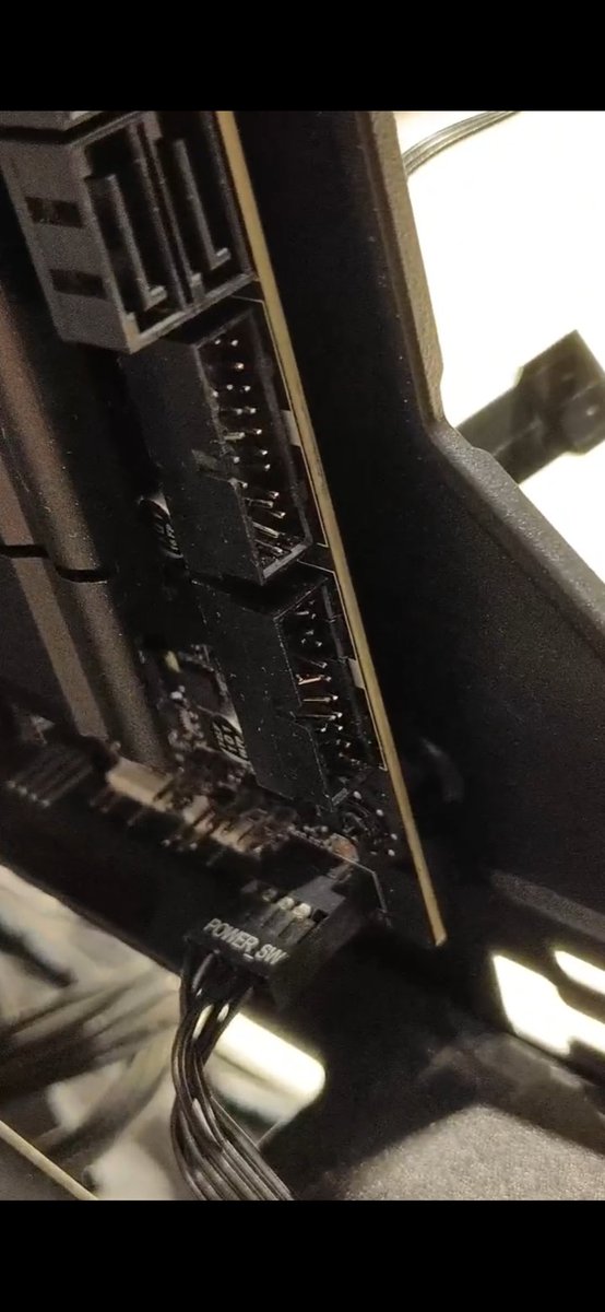 السلام عليكم شباب ب غلط سلك usb 3 وانا احاول اركبه pin في منفذ usb3 خرعتها ب غلط 🙂 حاولت اروح محل يصلحه قال ما يتصلح انا فكرت ب حل اشتري كرت usb pcie  و اشبك سلك usb3 من كيي إلى كرت هل راح يشتغل usb الموجد ف كيس إذ في اي حل ثاني غير حلي يكتب