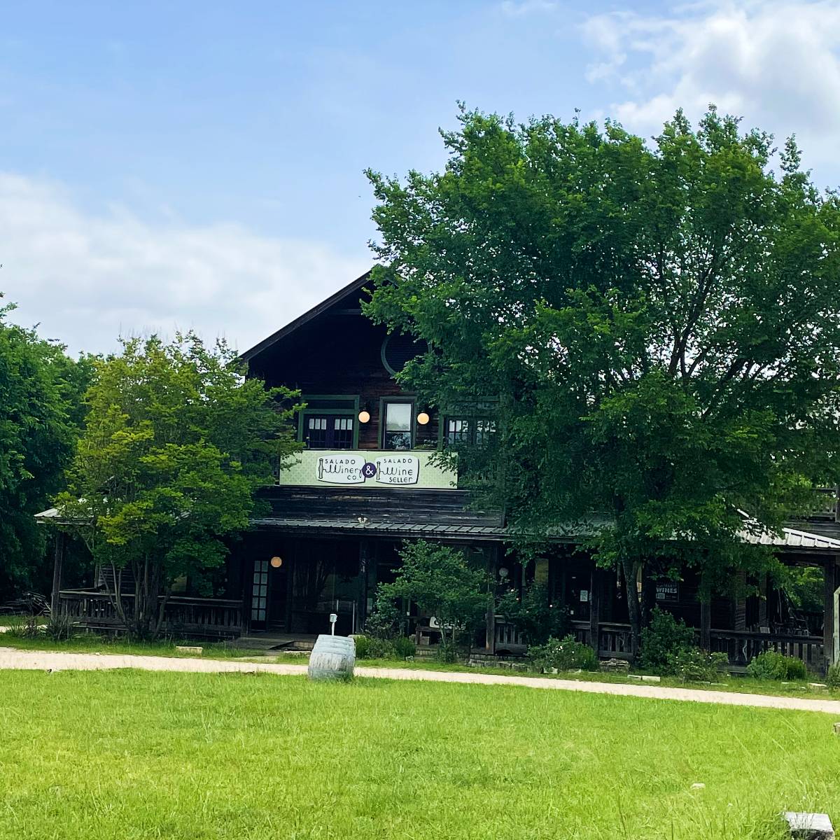 This spring, I enjoyed a visit to Salado Winery, on the Texas Stagecoach Wine Trail. 

Get the details and plan your visit in my latest Cooking Chat article! #wine #travel #TXwine 

cookingchatfood.com/salado-winery/