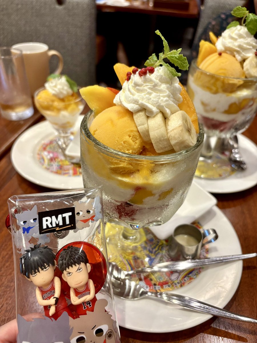 鬼滅見てマンゴーキメた　ロイホのパフェめっちゃ美味しいよ〜