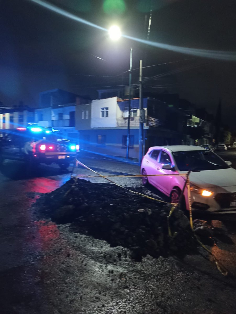 🚨#CirculaEnRedes | Esta noche un socavón provocó un accidente vial en la Av. Michoacán de Morelia.