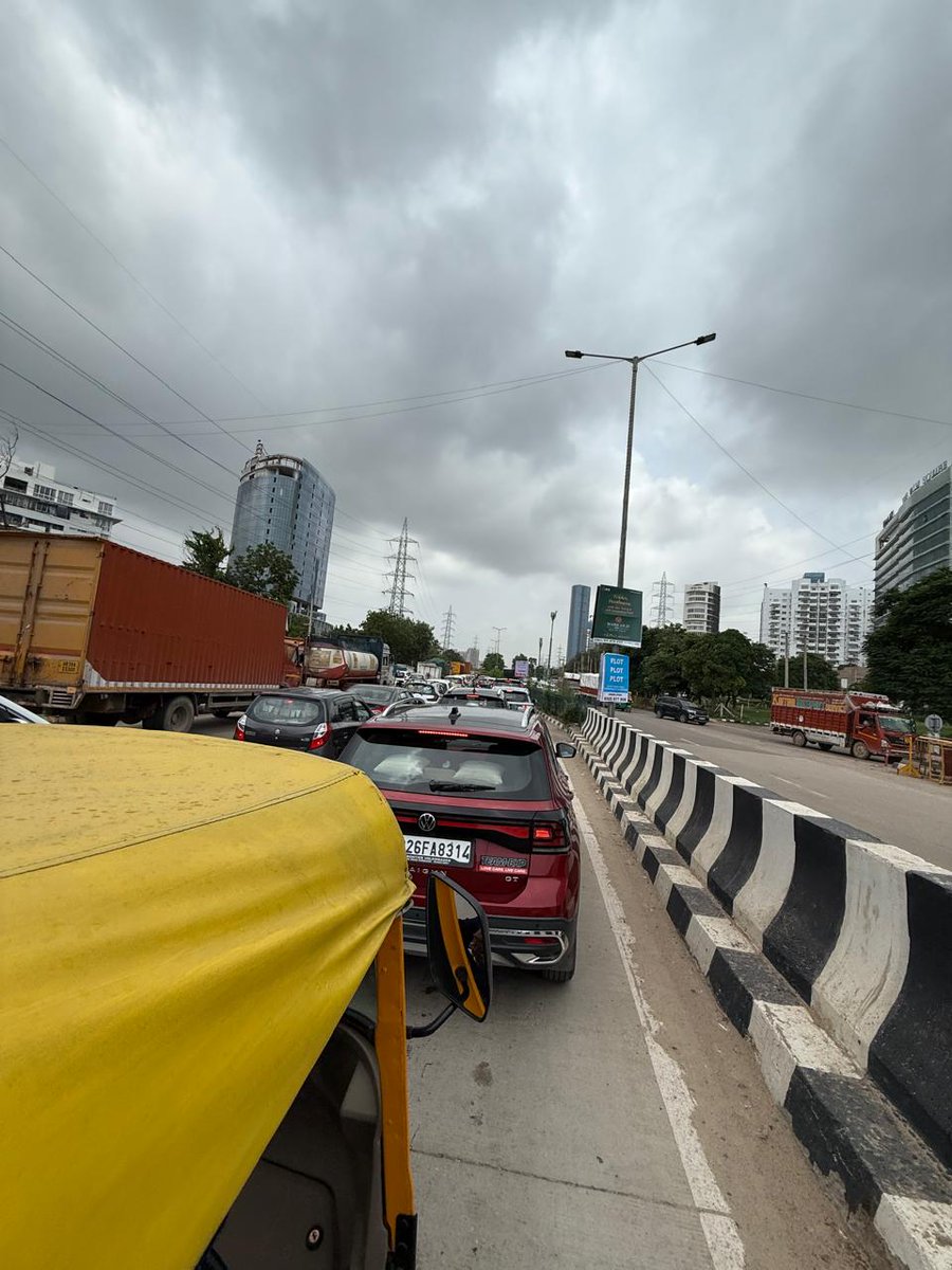 casaurabh_'s tweet photo. @gurgaonpolice 
Stuck in a never-ending line at Golf Course Extension Road — all thanks to the painfully slow traffic lights. Feels like the signal is aging with us! 🐢🚦 #GurgaonTraffic #TrafficWoes #GolfCourseRoad @NayabSainiBJP @cmohry #GurugramRains collapsing millenium city https://t.co/twWe54qNCT