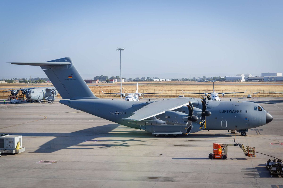 The 50th #A400M has just been delivered to the German Air Force! 🇩🇪 It is Germany’s fourth airlifter that is equipped with a Hose Drum Unit in the ramp and Pods in the tip of each wing. These devices turn the A400M into a flying gas station ⛽, enabling it to refuel fighters,