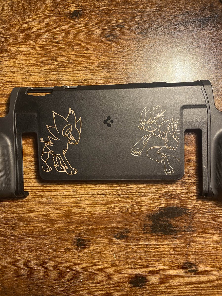 Ich wollte ja eigentlich erst eine Switch kaufen, sobald es eine tolle Special Edition gibt.

Hat nicht geklappt :D…

Deswegen habe ich mir gestern meine Hülle hergenommen und meine eigenen Special Edition gemacht :3

Ich bin am überlegen, ob ich noch Mukip drauf schreiben soll.