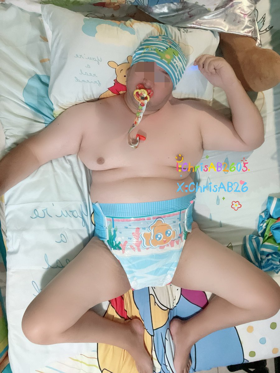 ChrisAB26's tweet photo. Diaper change and dressing for the pool https://t.co/PYIDkwqoxy