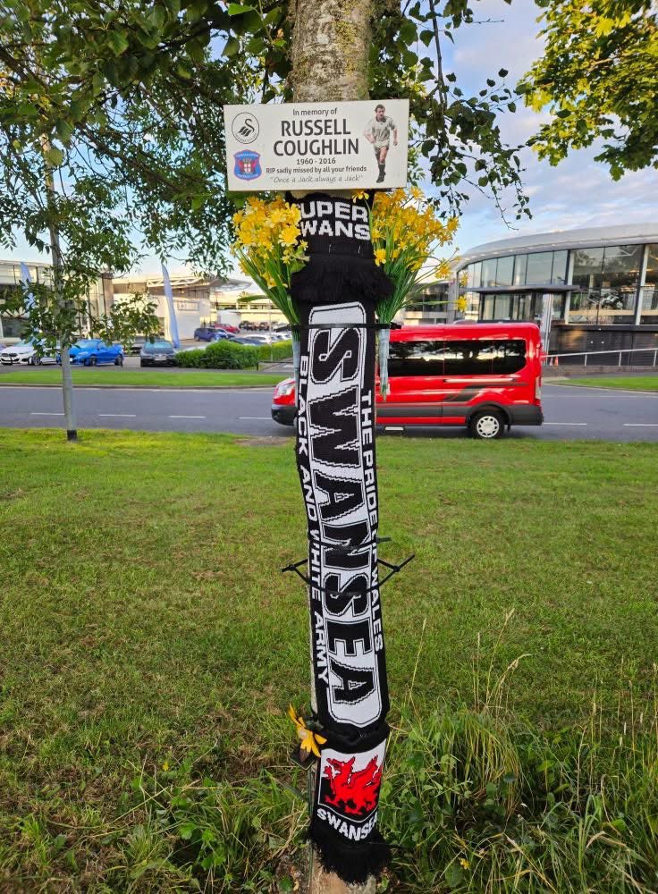 Remembering Russel Coughlin who sadly passed away on this day 2016 after suffering a medical event whilst behind the wheel of his car in Carlisle 

📍 Swansea 15/02/60 
🦢 101 (1990-93)

#YJB