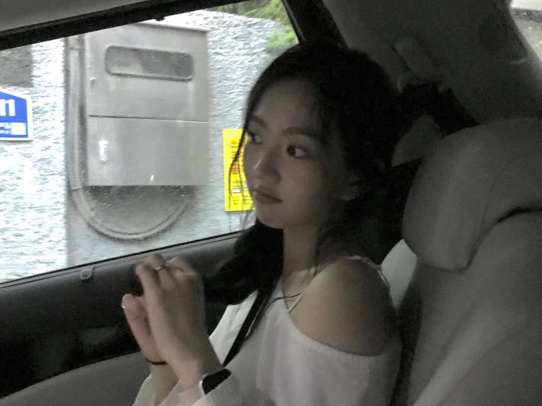 lamipicss's tweet photo. lami photos in car 🥰🤍 https://t.co/6BgkJ1oZ6Q