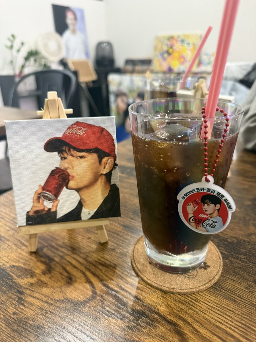 yumihey0810's tweet photo. 暑いからテテコーラで休憩中
コーラ注文したらキーリング↓もらえました😊先着らしいです✨✨
にしてもテヒョンのビジュアルすき😍
#area89 https://t.co/0eWWPzTZky