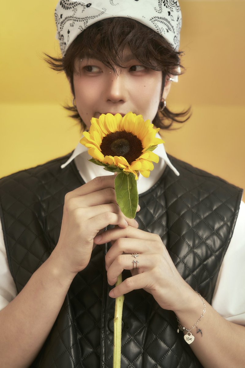 สวัสดีวันเสาร์! 😊
เห็นรอยยิ้มของเธอแล้วก็สดใสเหมือนดอกทานตะวันที่หันรับแสงอาทิตย์เลยนะ

🌞 “ถ้าเธอเป็นพระอาทิตย์ เราก็ยอมเป็นดอกทานตะวัน…”
– “เพราะแสงเธอทำให้เรามีชีวิต” ☀️💙

Happy Saturday! 😊
Seeing your smile brightens like a sunflower catching the sun.
🌞 "If you were the