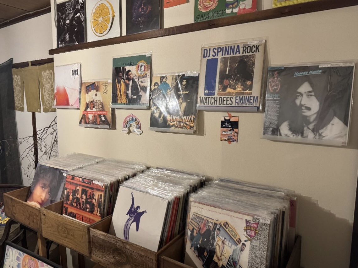 Sanga_Records's tweet photo. 8/9(土)に新発田市の古道具とレコードのお店、NECOMAでDJさせて頂きます。

JAZZやHip Hopをメインに約1時間レコードをかけさせて頂きます。是非、お店に遊びに来て下さい。

2025/08/09 sat
start 14:00
at NECOMA
Entrance : free
DJ : Yojiro Ando

NECOMA : 新潟県新発田市西園町1-2-28 https://t.co/TqlmSbyGPc