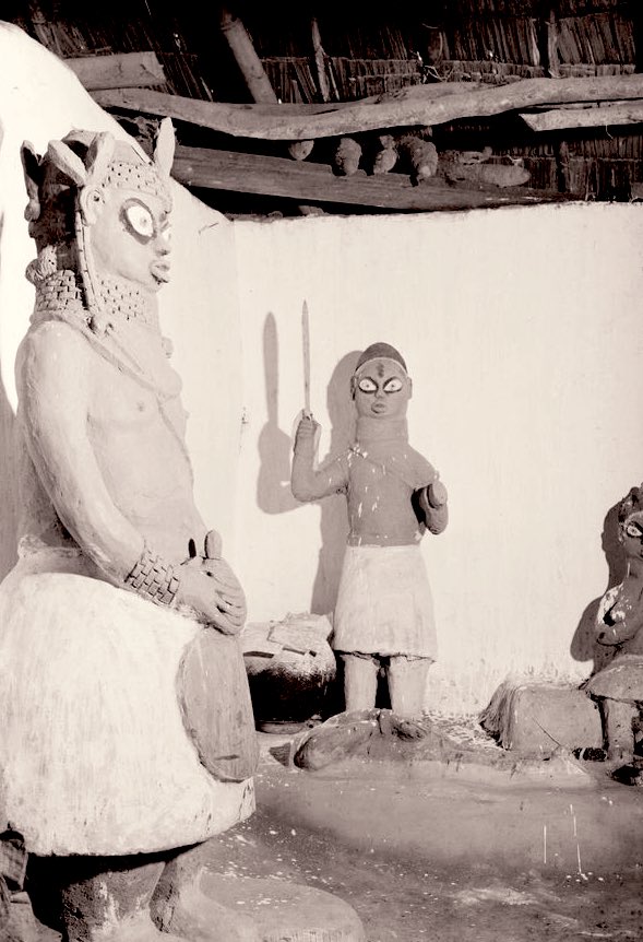 Edocentric_'s tweet photo. Benin Olokun house, priest and sculpture, of Obanamen, God of the seas. And pillars describing the skill of the owner of the house. C_1914. https://t.co/QUxkqiIDKX