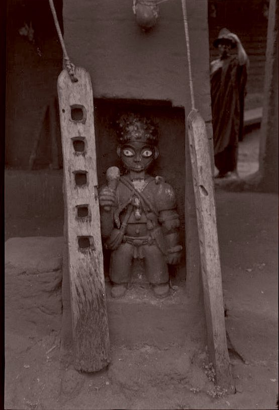 Edocentric_'s tweet photo. Benin Olokun house, priest and sculpture, of Obanamen, God of the seas. And pillars describing the skill of the owner of the house. C_1914. https://t.co/QUxkqiIDKX
