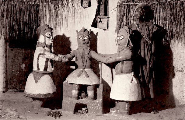 Edocentric_'s tweet photo. Benin Olokun house, priest and sculpture, of Obanamen, God of the seas. And pillars describing the skill of the owner of the house. C_1914. https://t.co/QUxkqiIDKX