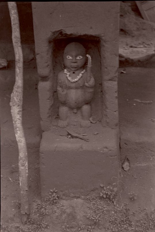 Edocentric_'s tweet photo. Benin Olokun house, priest and sculpture, of Obanamen, God of the seas. And pillars describing the skill of the owner of the house. C_1914. https://t.co/QUxkqiIDKX