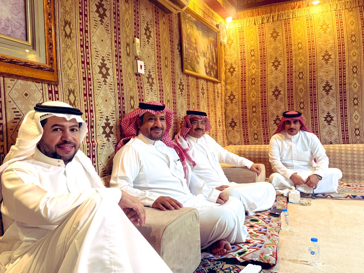 Alshega's tweet photo. سعدتُ البارحة بلقاء أحبة من أصدقاء وزملاء إعلاميين وأهل فكر في سيدة الشمال #رفحاء.
كان اللقاء بضيافة أخي نواف الخليل، حيث التقيت د. محمد التومي والمخرج الإذاعي في إذاعة الرياض بدر الشمري ومراسل قناة MBC منصور المزهم @m_almzham إلى جانب الأستاذين محمد الجرهدي @mo_obied وحمدان الخليل وآخرين.
وقد ازداد يقيني أن #رفحاء ولّادة للإبداع والمبدعين.. فهل هو سرّ المكان أم سرّ الإنسان؟.