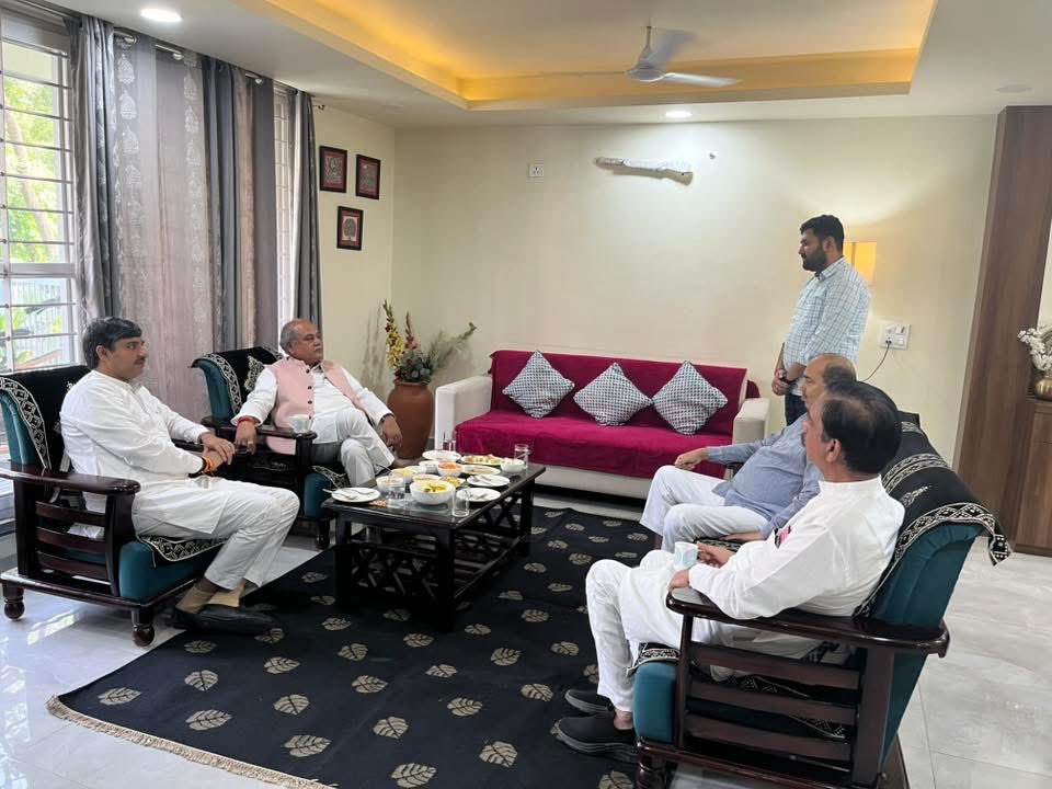 Ajay Pratap Singh (@mpajaypratap) on Twitter photo हमारे बड़े भाई मध्यप्रदेश विधानसभा अध्यक्ष आदरणीय श्री <a href="/nstomar/">Narendra Singh Tomar</a> जी का भोपाल स्थित मेरे निज निवास पर आगमन हुआ,सौहार्दपूर्ण भेंट बेहद आनंददायक रही।
आपका स्नेहिल व्यवहार और मित्रवत आत्मीयता सदैव ऊर्जा प्रदान करती है। हमारे बड़े भाई मध्यप्रदेश विधानसभा अध्यक्ष आदरणीय श्री <a href="/nstomar/">Narendra Singh Tomar</a> जी का भोपाल स्थित मेरे निज निवास पर आगमन हुआ,सौहार्दपूर्ण भेंट बेहद आनंददायक रही।
आपका स्नेहिल व्यवहार और मित्रवत आत्मीयता सदैव ऊर्जा प्रदान करती है।
