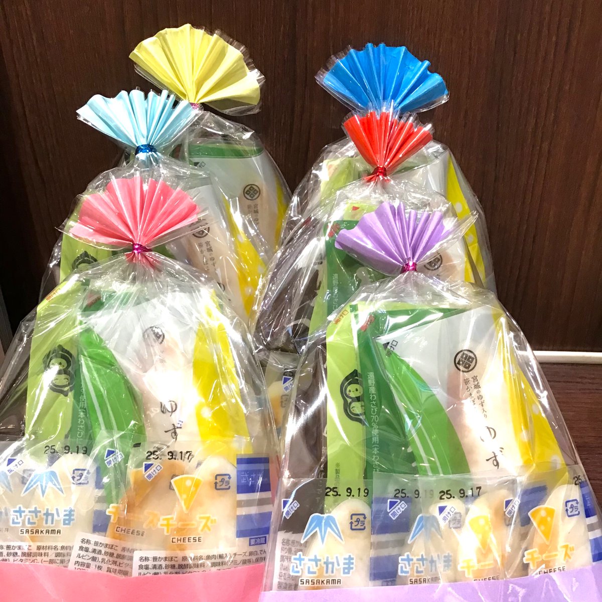 武田の笹かまぼこエスパル仙台店です！
遅くなりましたがポストしなきゃといそいそ写真撮りました📸

推し色ラッピングに💜追加しました‼︎
今週末は推しがいっぱい仙台に来てると思うので好きな色を選べるように豊富にご用意しておりますーー！
是非お立ち寄りくださいませ！